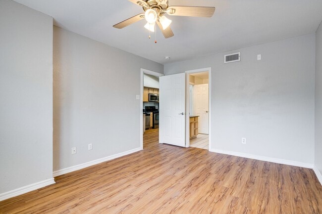 Building Photo - 1 Bedroom, 1 Bath Available Now!