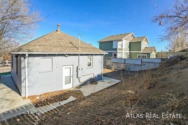 Building Photo - 4424 W Alameda Ave