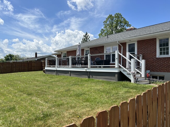 Building Photo - 120 Clearview Dr
