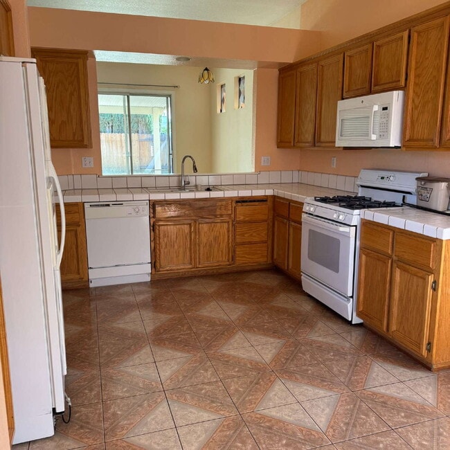 Building Photo - Great location near park and shopping