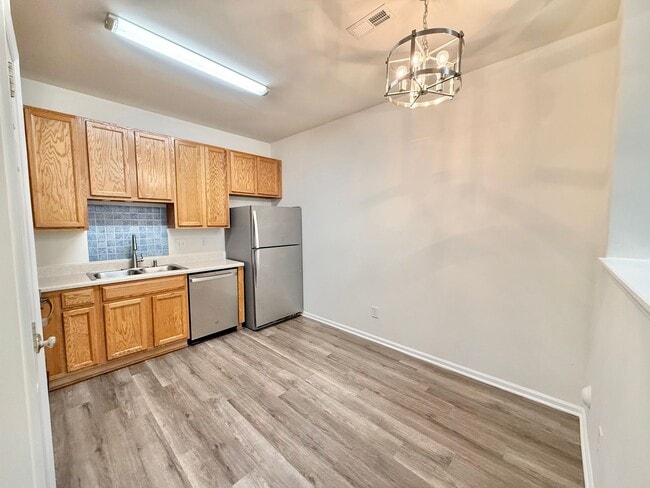 Building Photo - Charming 3BD, 2.5BA Raleigh Townhome in a Great Location and an HOA Community with Amenities