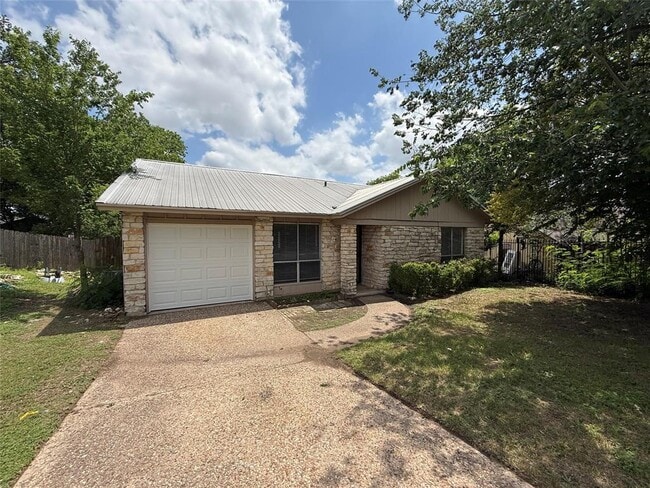 Building Photo - 1109 Village Green Dr