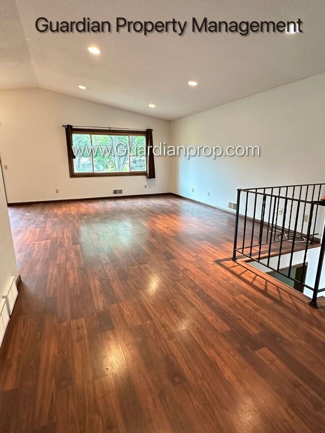 Building Photo - Crystal Single Family Home, Large Fenced Back Yard, 2 Car Garage, Dishwasher, Available Sept 1st