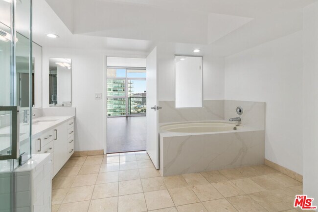 Building Photo - 13700 Marina Pointe Dr