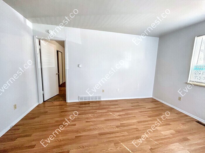 Building Photo - 954 W Moreno Ave