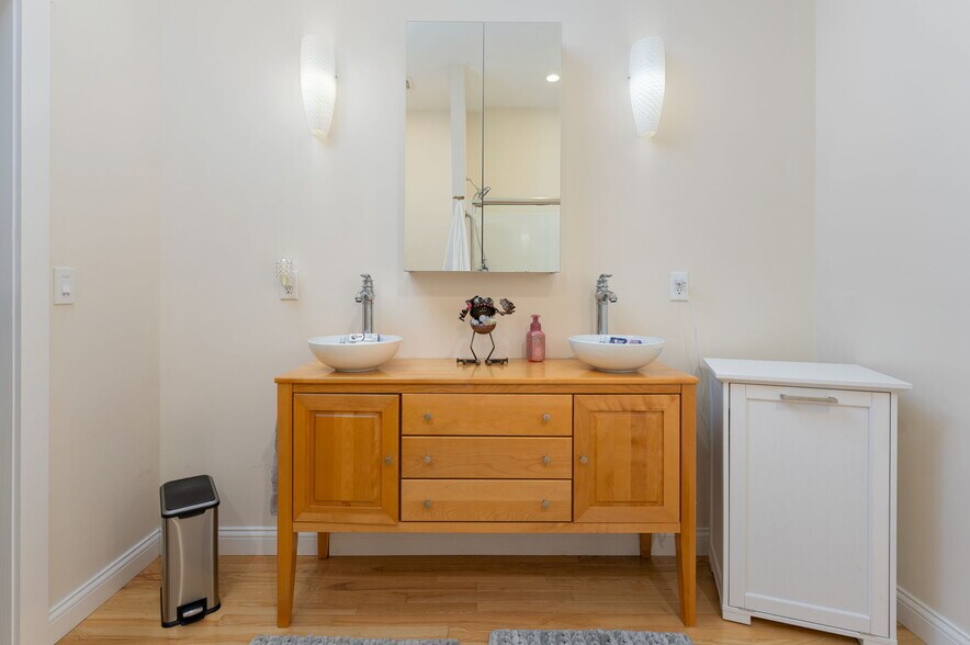 Building Photo - 211 Lewis Dr