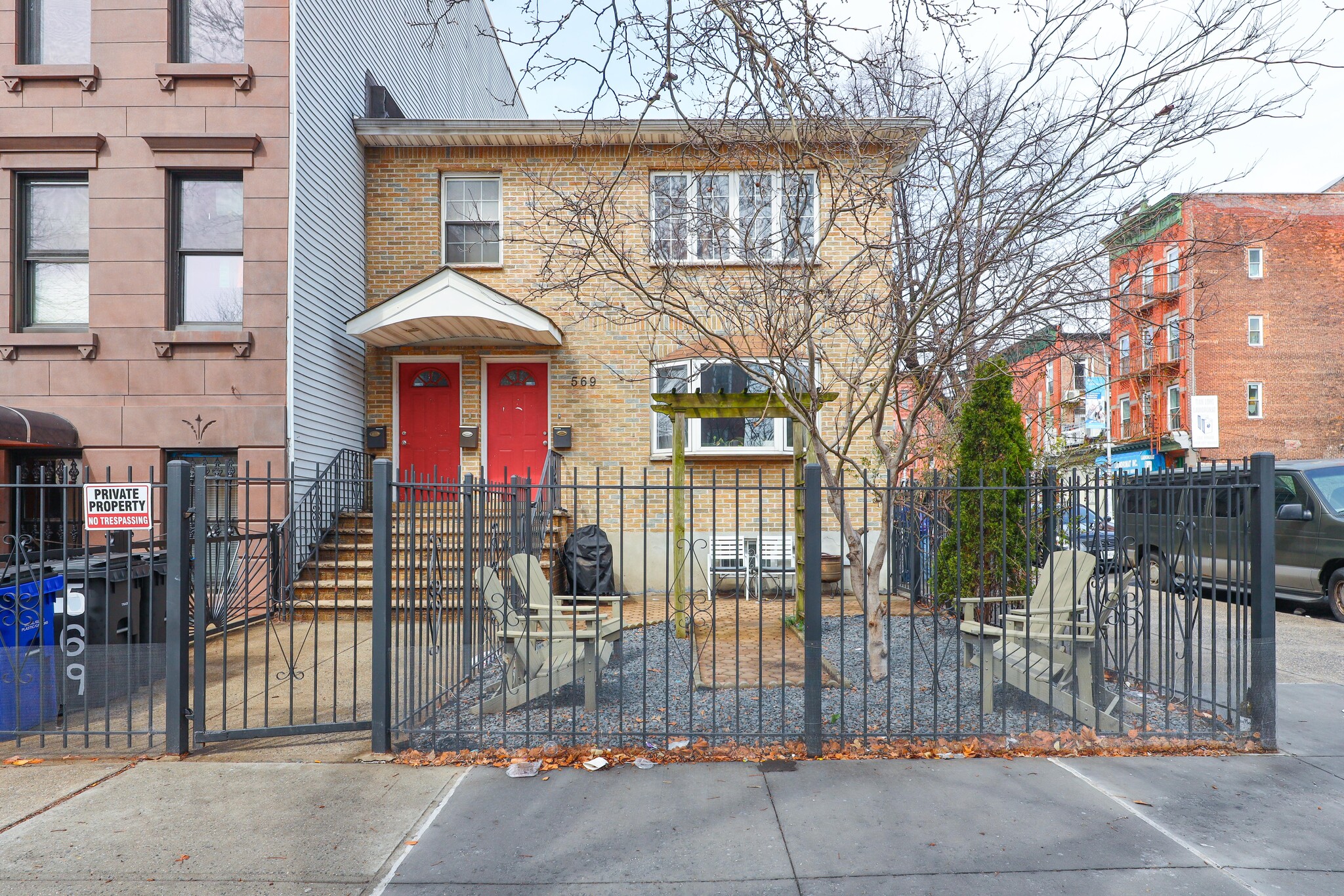 Building Photo - 569 Putnam Ave