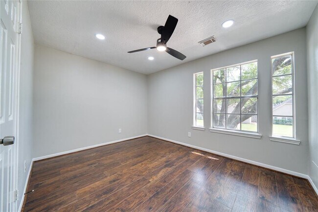 Building Photo - 619 Green Belt Dr