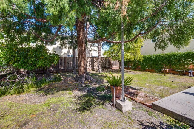 Building Photo - Updated Bungalow located in Downtown Redwood City & 15 miles from SF International Airport