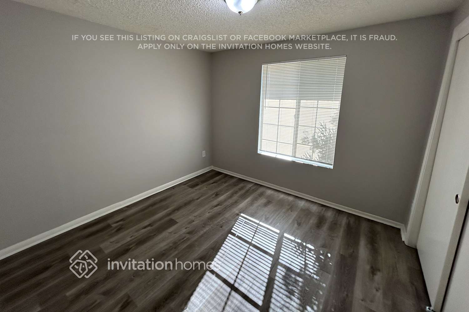 Building Photo - 5552 W Carol Ave