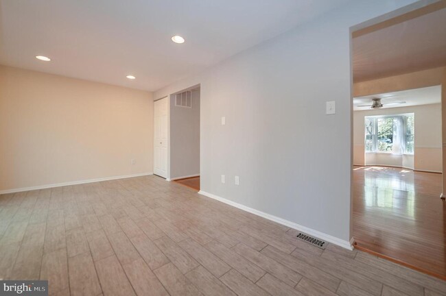 Building Photo - 5725 Walnut Wood Ln