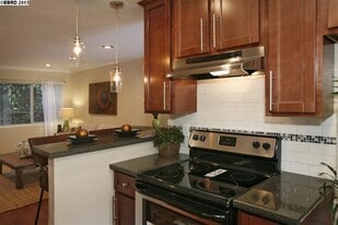 Building Photo - 455 Crescent St