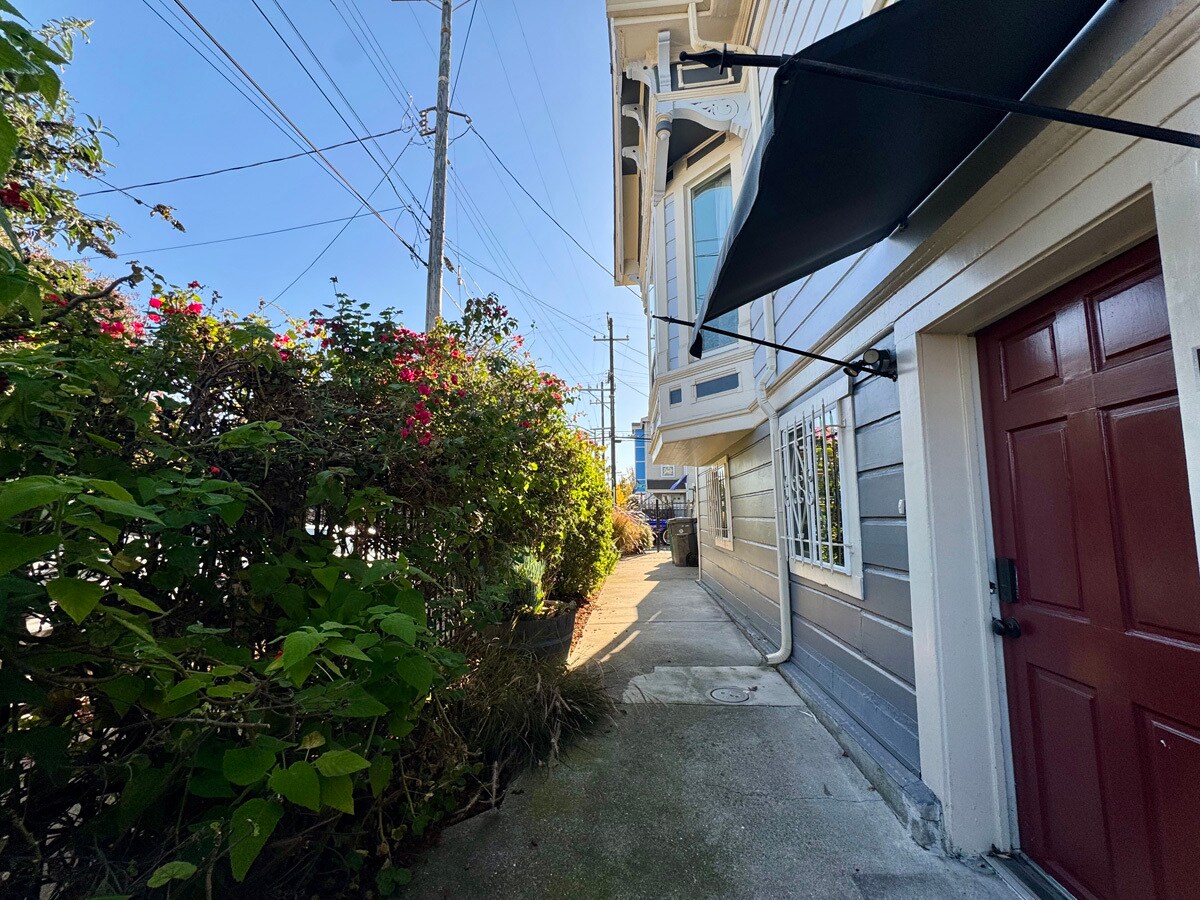 Building Photo - 1054 24th St