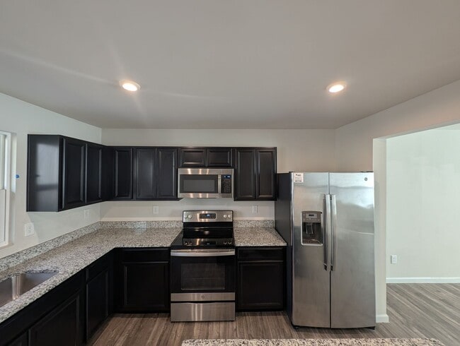 Building Photo - Pristine Townhome located in the North End Commons Community!