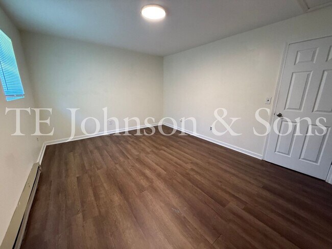 Building Photo - 1 Bedroom Near Easton Park! Water Included