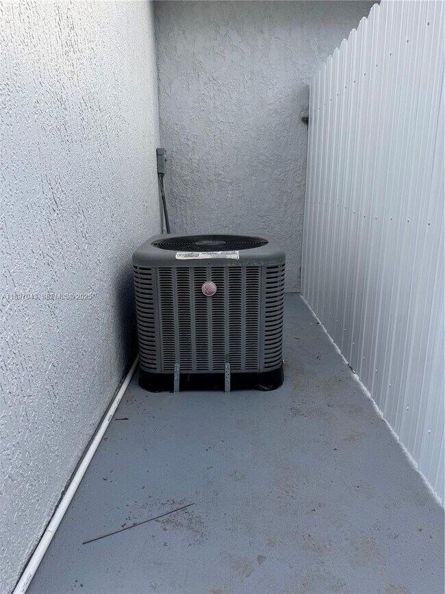 Building Photo - 555 NW 100th Terrace