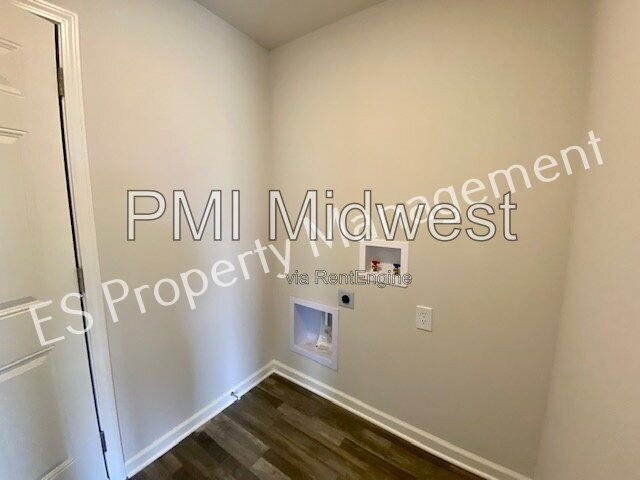 Building Photo - 2608 W Kings Cyn Dr
