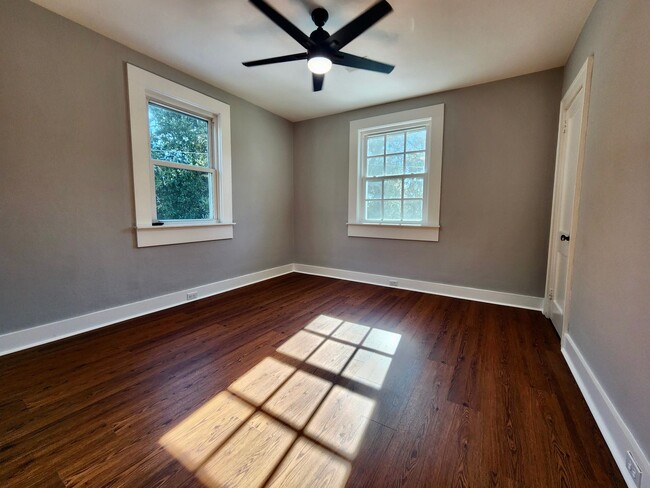 Building Photo - Updated two bedroom in Wagener Terrace - u...