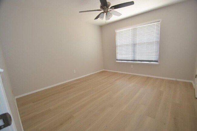 Building Photo - 2 Bed 1.5 Bath Townhome Warr Acres/Bethany