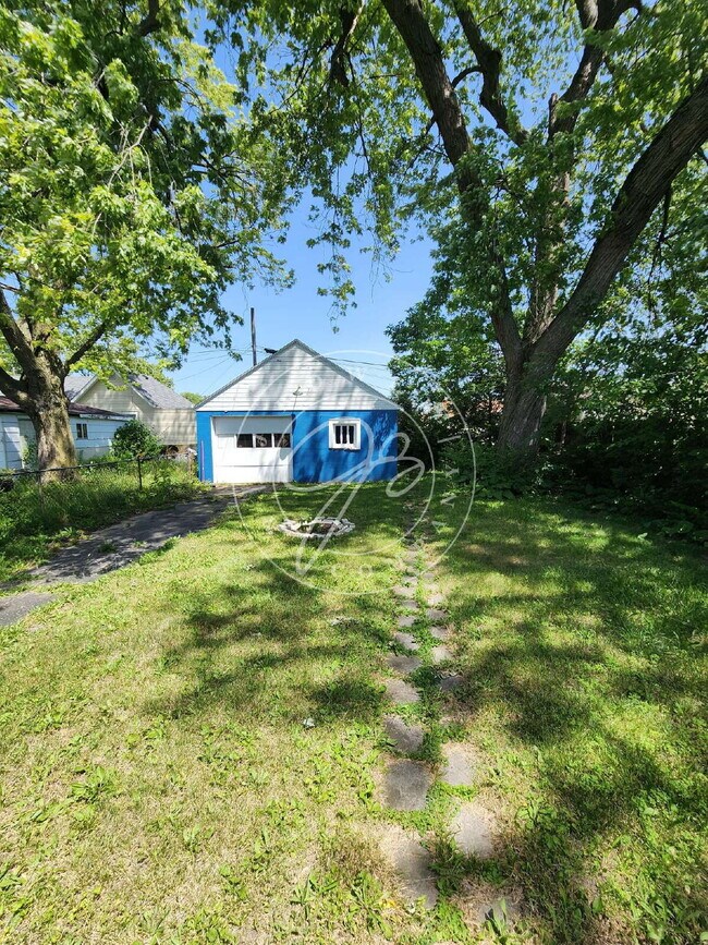 Building Photo - 2 Bedroom | 1 Bathroom | Fenced Yard | Detached Garage