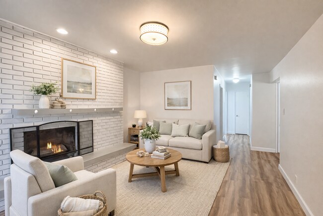 Building Photo - 2 Bed 1 Bath - New carpet - New paint - Great location!