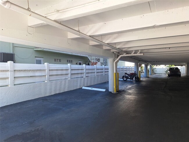 Building Photo - 2011 Bay Dr