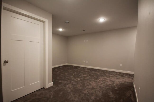 Building Photo - 109 N 10th St