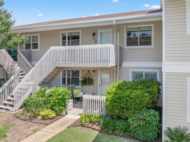 Building Photo - 1100 Shoreline Dr