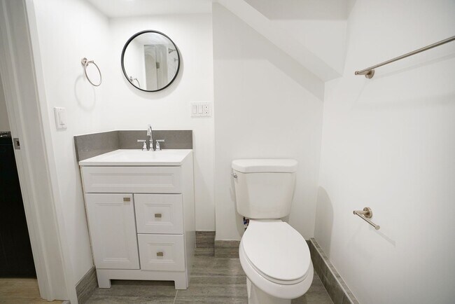 Building Photo - Mid City/Koreatown Recently Renovated Studio Available Now! Hurry Won't Last