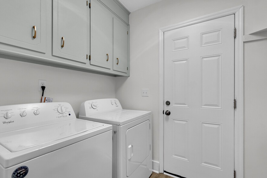 Utility room with extra storage space - 113 Ashwood Ct