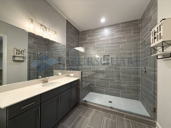 Building Photo - Elegant 4-Bed / 3.5-Bath Home with Main-Level Primary Suite, Quartz Kitchen & 3-Car Garage – In H...