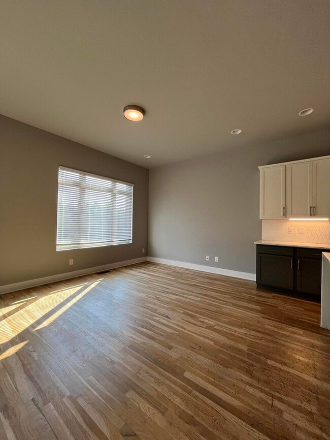 Building Photo - 976 Youngs Ln