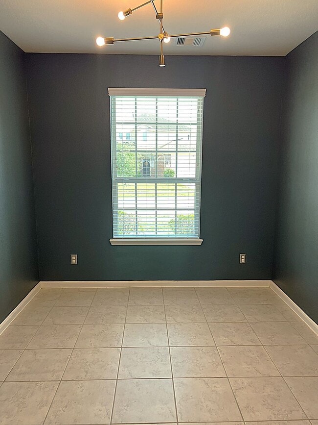 Building Photo - Spacious Four Bedroom Home Conveniently Located in Carpenters Landing