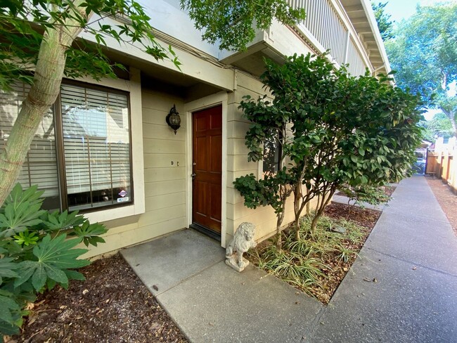 Building Photo - Updated Midtown 2 Bedroom Townhouse in Gat...