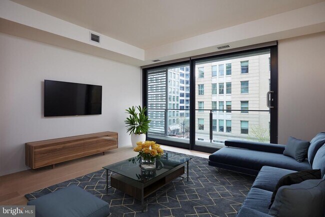 Building Photo - 925 H St NW