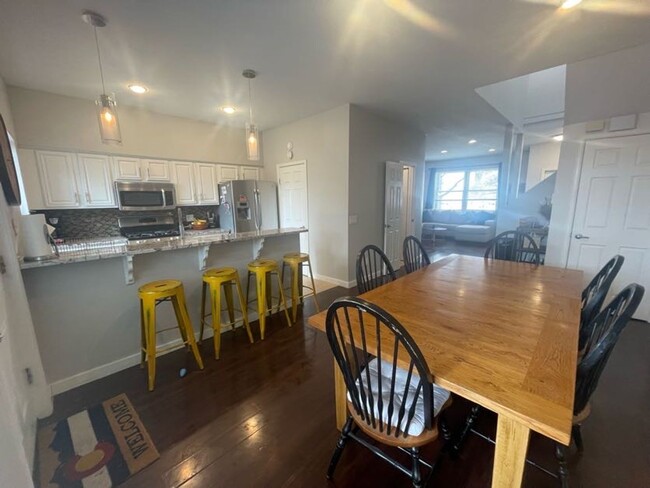 Building Photo - LOCATION LOCATION!! Contemporary & Updated...