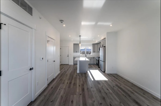 Building Photo - 1/2 of 1st months rent! Condo for Rent- Wa...