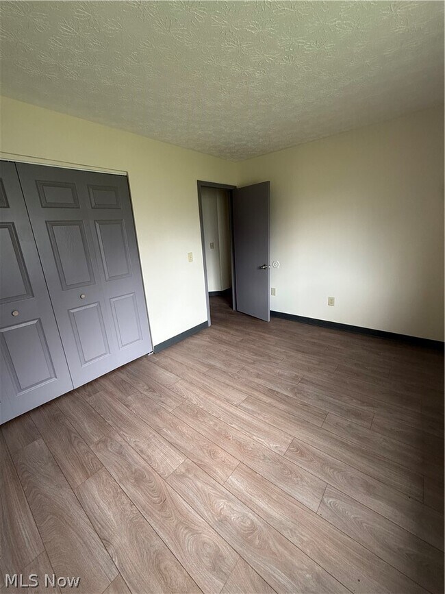 Building Photo - 2850 Vista View Dr