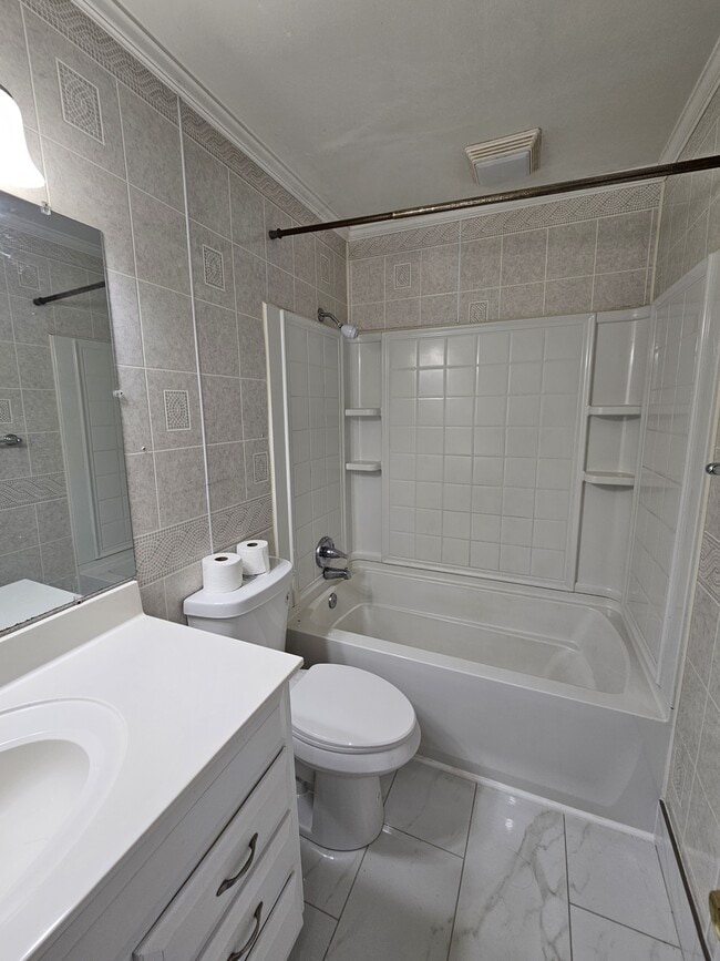 Building Photo - 3 Bristol Dr