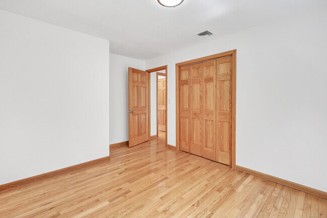 Building Photo - 21 Greenbriar Rd