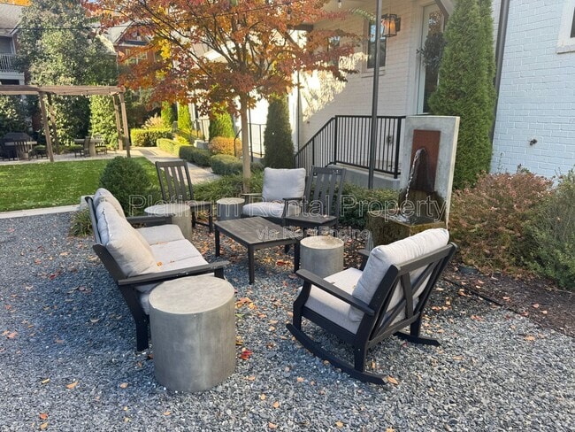 Building Photo - 137 Pacer Pl