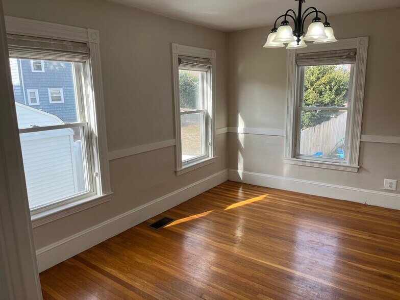 Building Photo - 16 Gordon St