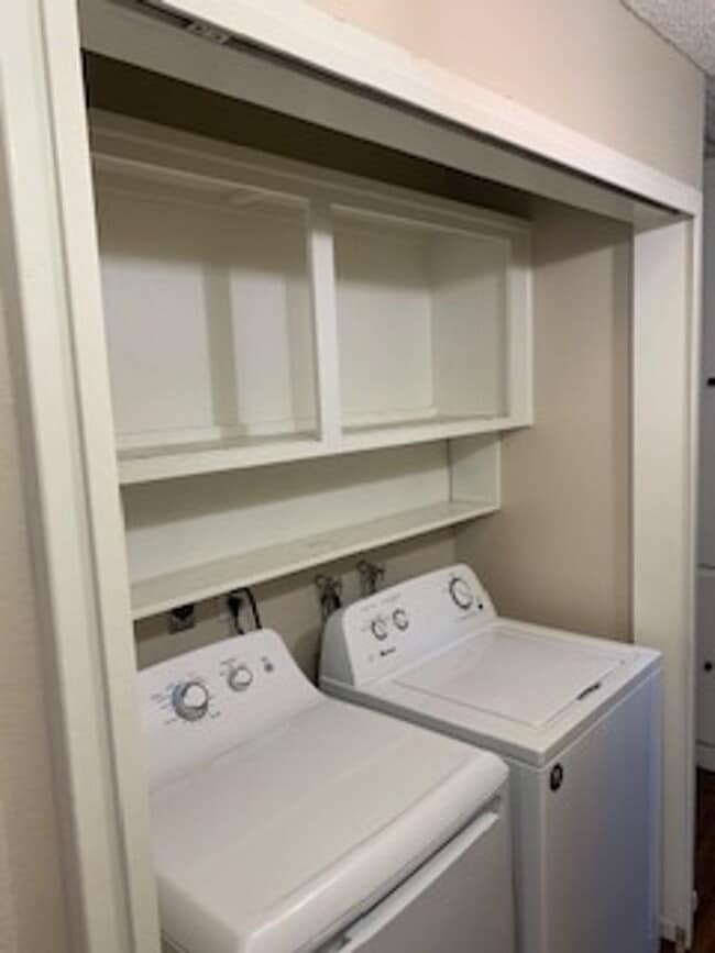 Building Photo - 2 Bedroom 1 Story Town Home