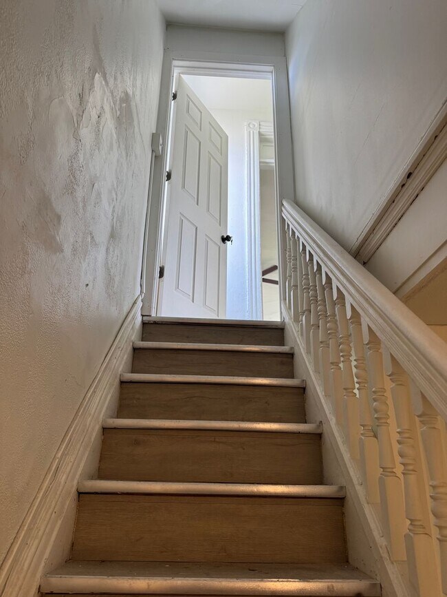 Building Photo - 540 W 7th Ave