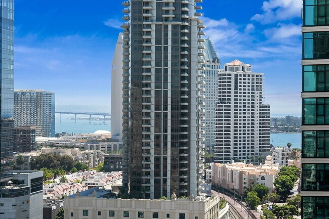 Building Photo - "Stylish 1-Bedroom Condo with Stunning Views in Vibrant San Diego!"