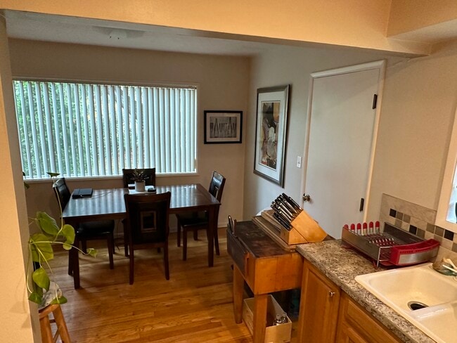 Dining - 3839 SW Marigold St