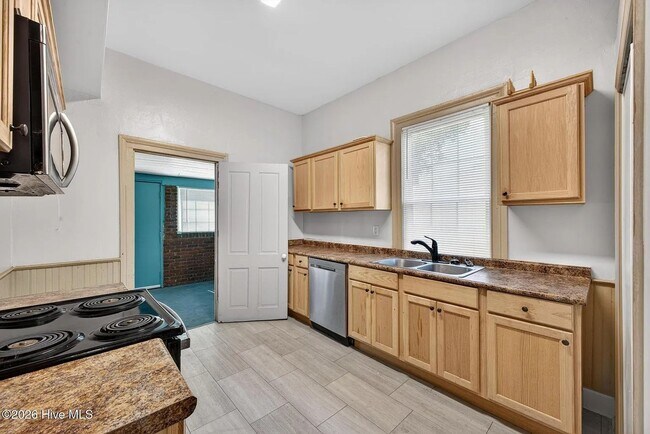 Building Photo - Ideal for Medical Professionals & Students – Spacious 5BR Near Downtown