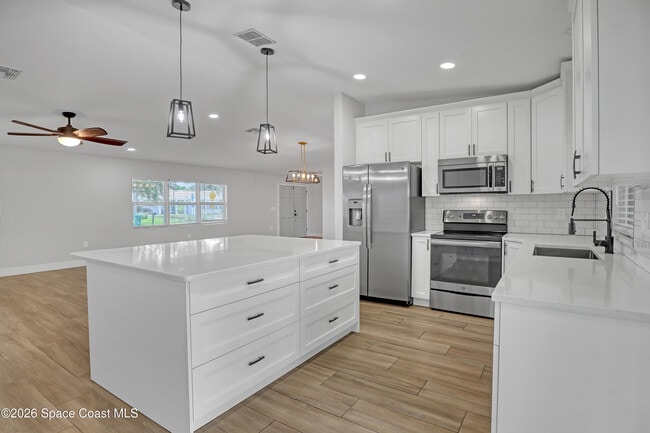 Building Photo - 580 Pine Tree Dr