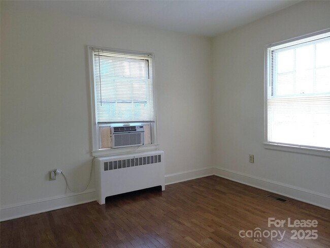 Building Photo - 522 Willoughby St
