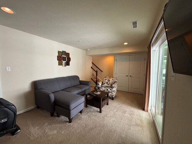 Building Photo - 3 Bedroom Townhome - Carnegie!